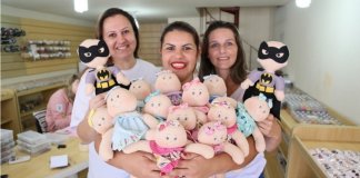 Bonecos “carequinhas”, criação de voluntárias para alegrar crianças com câncer em Jaraguá do Sul