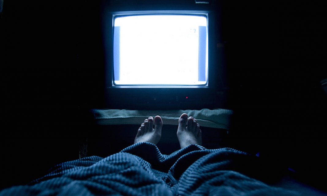 Estudo conclui que dormir com a luz acesa ou TV ligada aumenta o ganho de peso e obesidade