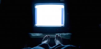 Estudo conclui que dormir com a luz acesa ou TV ligada aumenta o ganho de peso e obesidade