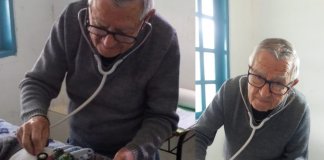 Pediatra com 92 anos atende gratuitamente crianças no Paraná