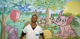 Com lindas pinturas nas paredes, maqueiro transforma o humor de uma ala de Pediatria