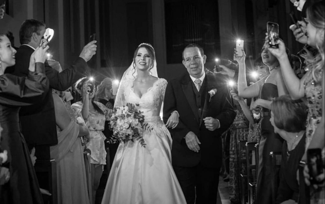 Com a igreja iluminada por celulares, após ‘apagão’, noiva entra e cena se torna “momento mágico”