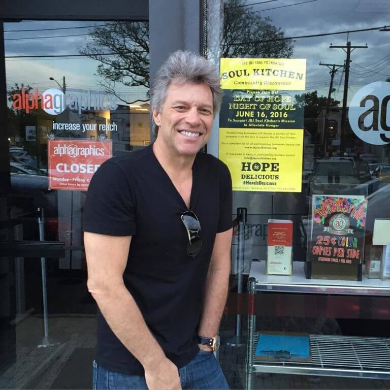sabervivermais.com - Bon Jovi mantém restaurantes que servem comida grátis aos necessitados