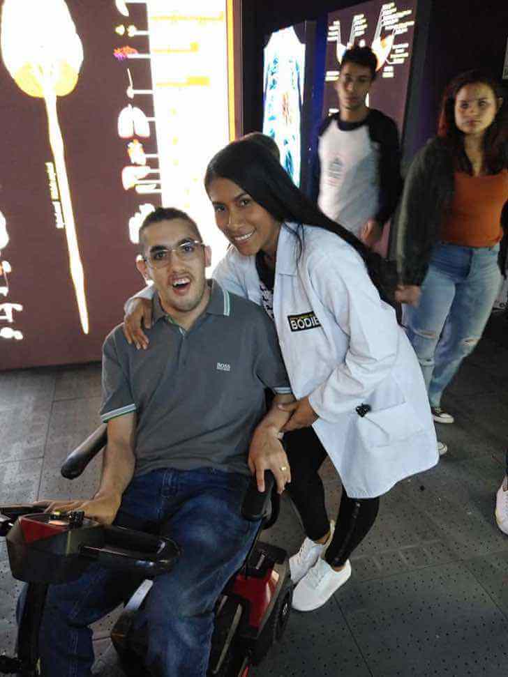 sabervivermais.com - Apesar de sua paralisia cerebral, o jovem torna-se médico.