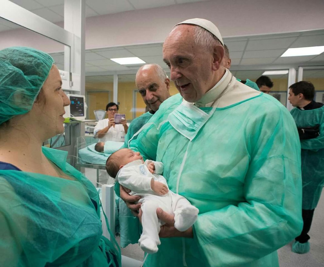 Papa visita bebês internados na UTI e dá apoio aos pais