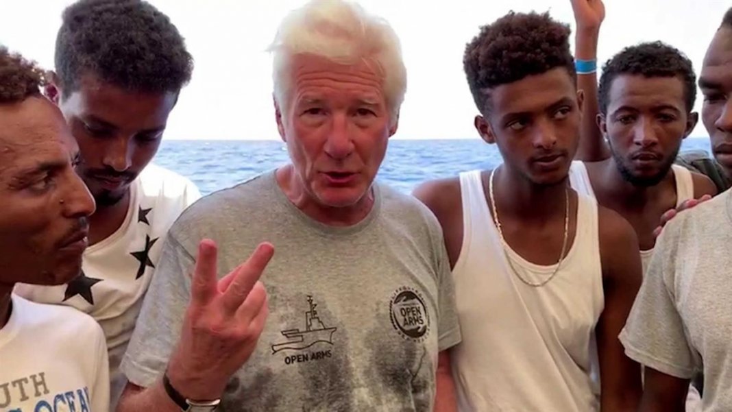 Richard Gere leva alimentos para navio que esta parado com 121 imigrantes e não pode atracar no porto.