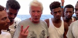 Richard Gere leva alimentos para navio que esta parado com 121 imigrantes e não pode atracar no porto.