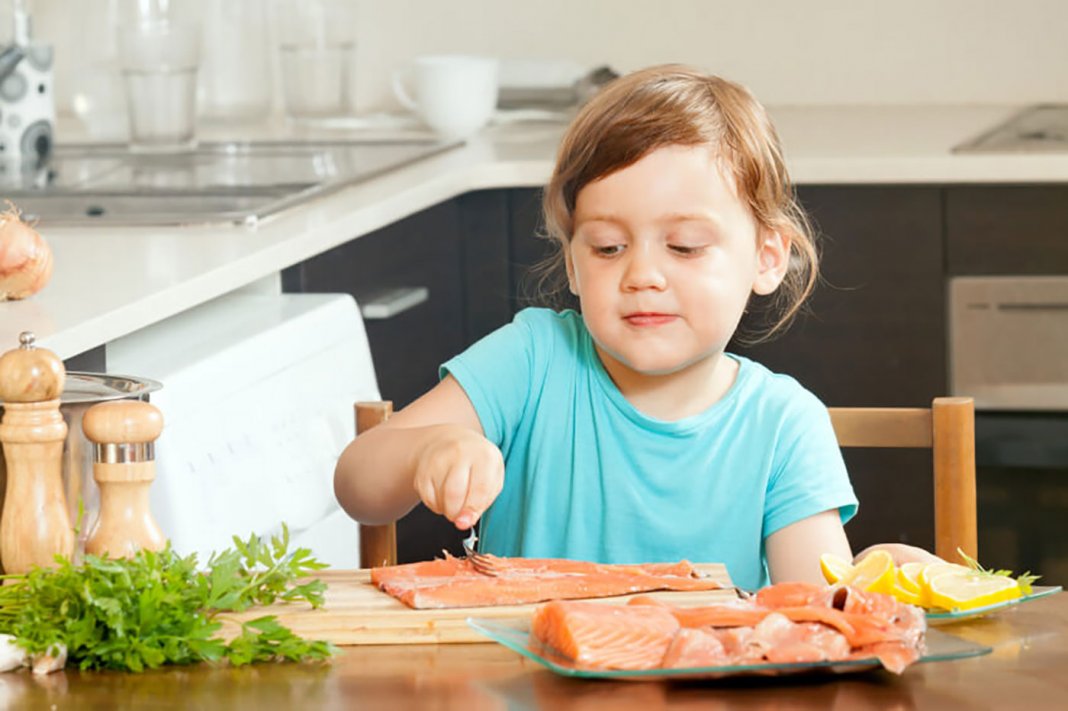 Crianças que comem peixe semanalmente dormem melhor e são mais inteligentes