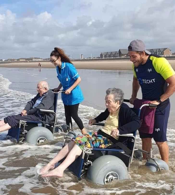 sabervivermais.com - Idosos aproveitam o mar em cadeiras especiais, seus rostos felizes valem cada segundo!