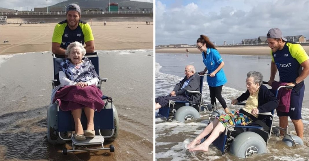 Idosos aproveitam o mar em cadeiras especiais, seus rostos felizes valem cada segundo!