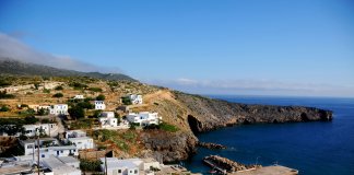 Ilha grega deslumbrante oferece casa e salário para atrair moradores