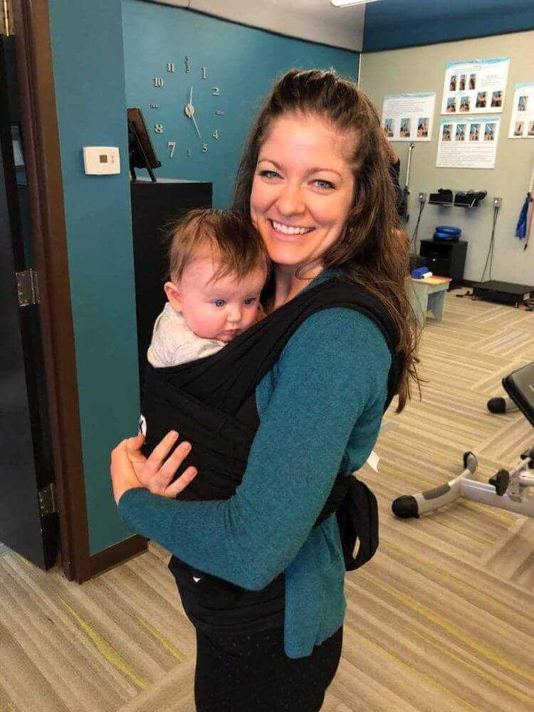 sabervivermais.com - Sem que a mãe perceba, chefe tirou fotos dela trabalhando com seu bebê no colo.