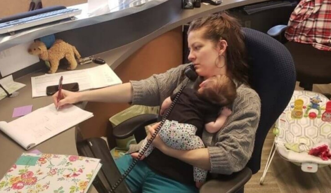 Sem que a mãe perceba, chefe tirou fotos dela trabalhando com seu bebê no colo.