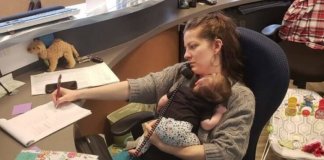 Sem que a mãe perceba, chefe tirou fotos dela trabalhando com seu bebê no colo.
