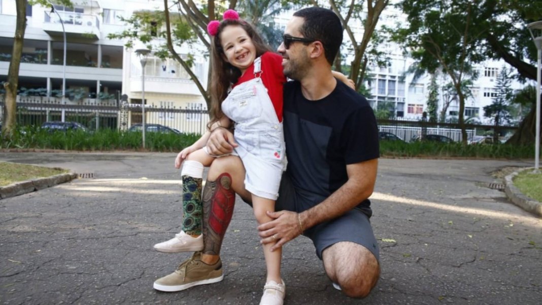 Pai tatua a perna com formato de prótese para homenagear a filha amputada