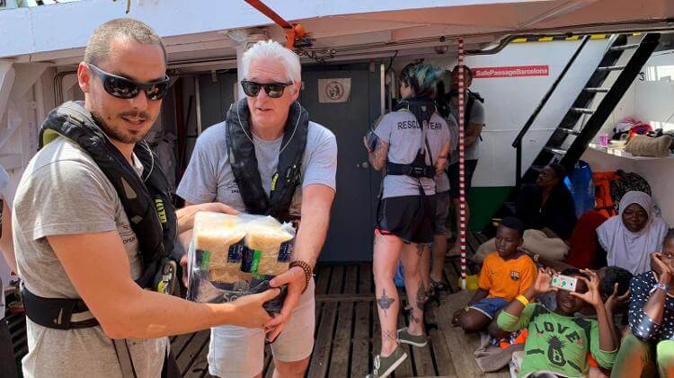 sabervivermais.com - Richard Gere leva alimentos para navio que esta parado com 121 imigrantes e não pode atracar no porto.