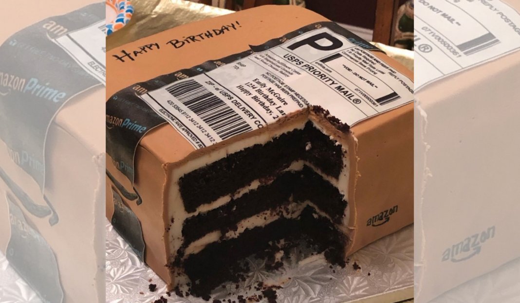 Marido dá torta em formato de pacote de entrega no aniversário da esposa “viciada” em compras online