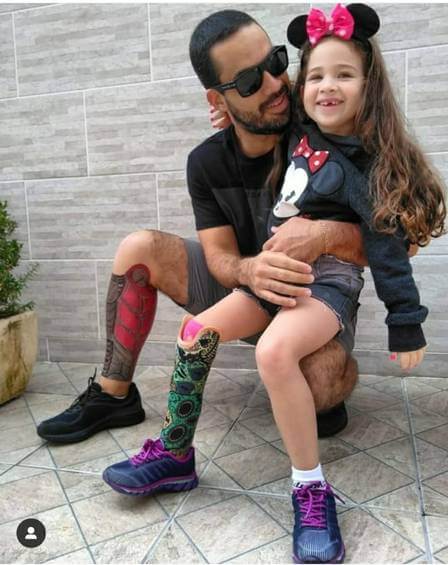 sabervivermais.com - Pai tatua a perna com formato de prótese para homenagear a filha amputada