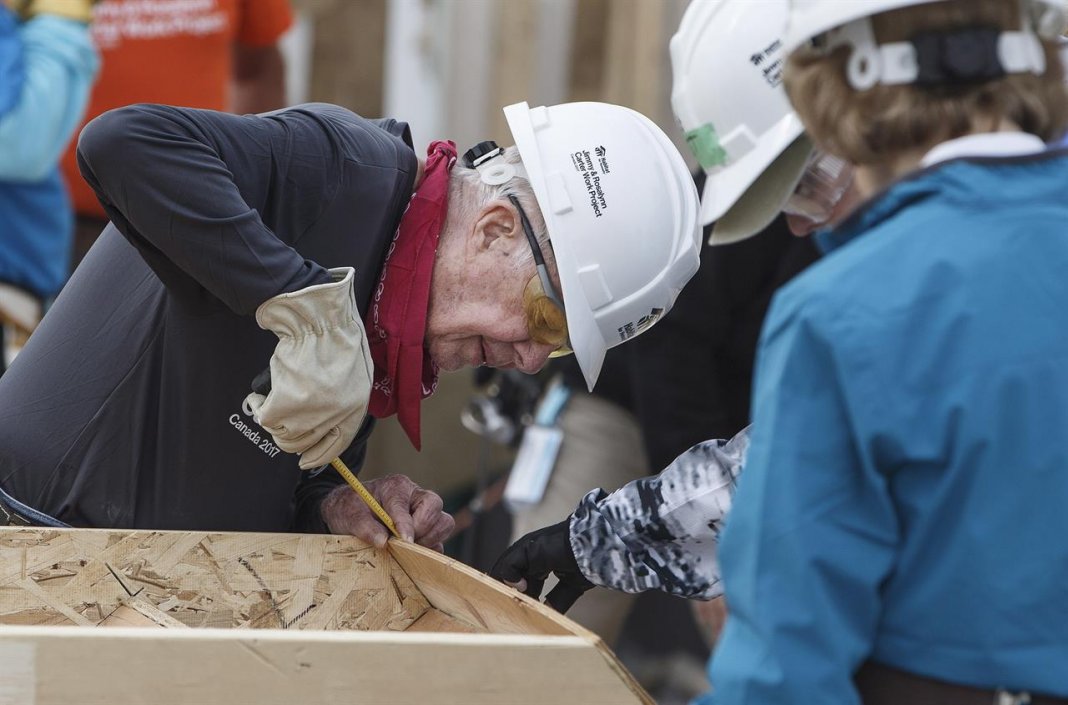 Ex-presidente americano Jimmy Carter, aos 94 anos volta a construir casas populares após cirurgia