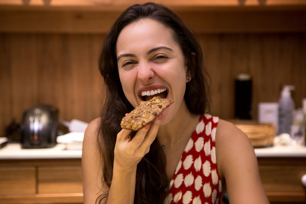 Julia Mendes ensina receita de Cookie light: ‘É possível comer doce sem abrir mão do sabor’