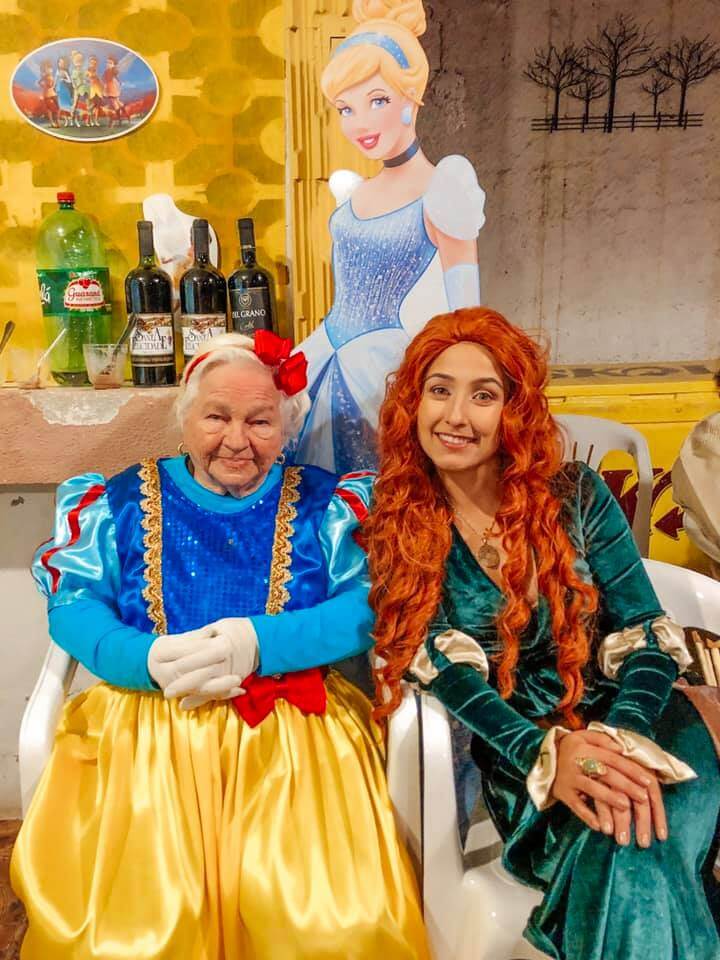 sabervivermais.com - Vovó comemora seu aniversário de 96 anos se fantasiando de Branca de Neve e os filhos viram os sete anões.