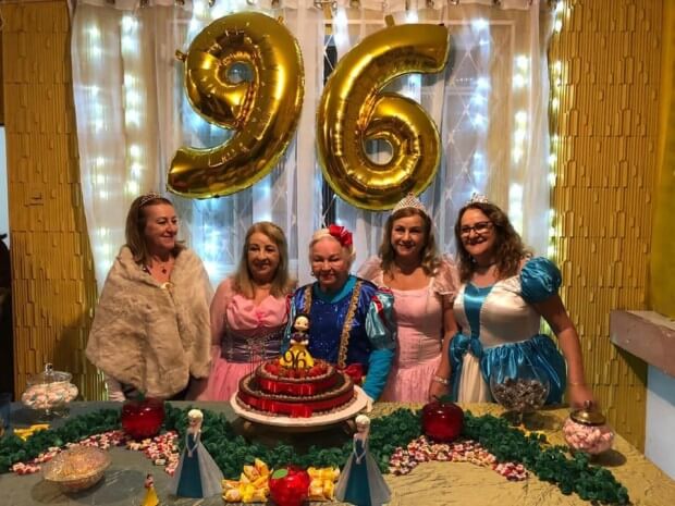 sabervivermais.com - Vovó comemora seu aniversário de 96 anos se fantasiando de Branca de Neve e os filhos viram os sete anões.