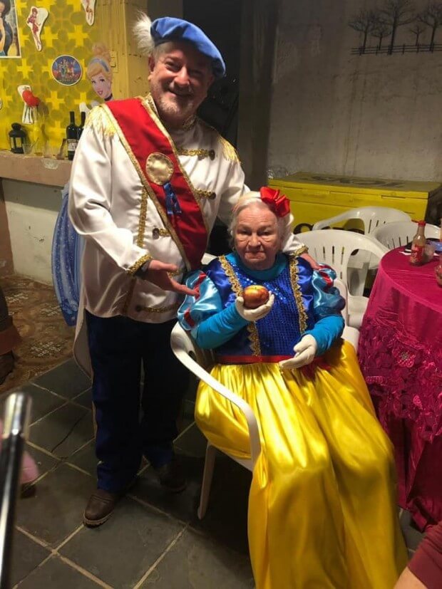 sabervivermais.com - Vovó comemora seu aniversário de 96 anos se fantasiando de Branca de Neve e os filhos viram os sete anões.