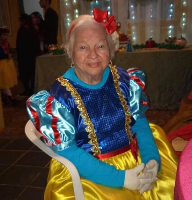 sabervivermais.com - Vovó comemora seu aniversário de 96 anos se fantasiando de Branca de Neve e os filhos viram os sete anões.