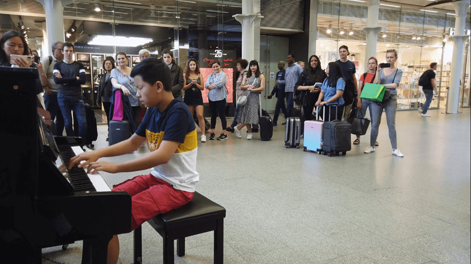 Menino toca Bohemian Rhapsody em estação de trem e platéia fica impressionada; assista