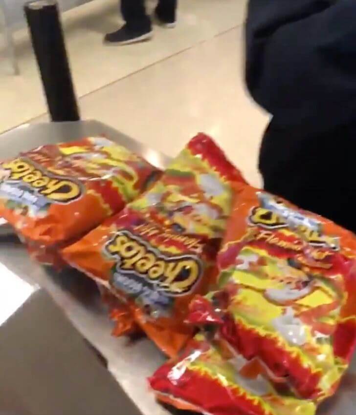sabervivermais.com - Ela foi detida no aeroporto por um motivo inusitado: estava transportando 20 sacos de Cheetos para um amigo