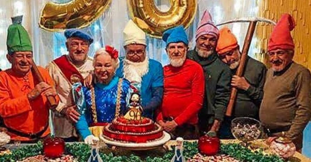 Vovó comemora seu aniversário de 96 anos se fantasiando de Branca de Neve e os filhos viram os sete anões.