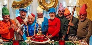 Vovó comemora seu aniversário de 96 anos se fantasiando de Branca de Neve e os filhos viram os sete anões.