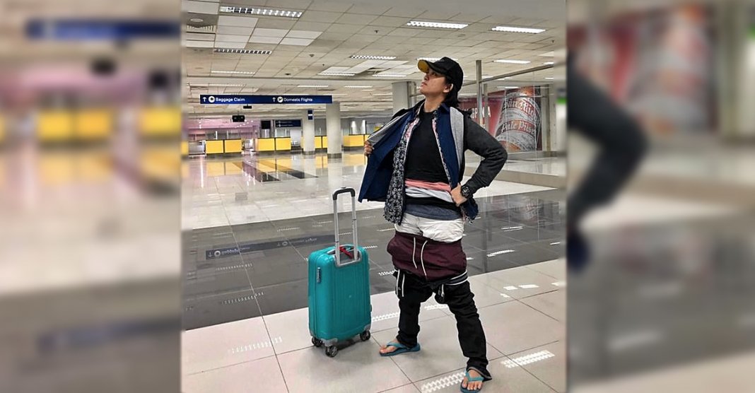 Ela não queria pagar por bagagem extra no aeroporto, então vestiu todas as suas roupas. Eles não a cobraram