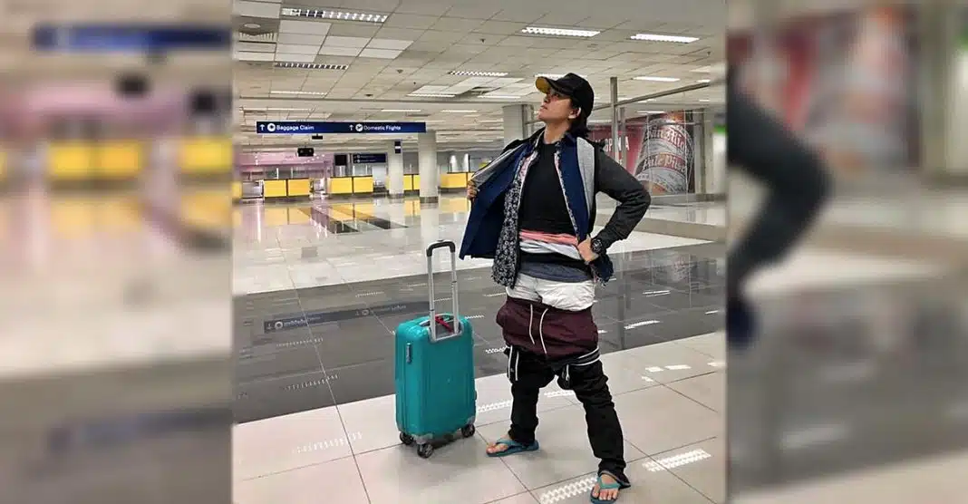se-puso-dos-kilos-de-ropa-para-no-pagar-en-el-aeropuerto Ela não queria pagar por bagagem extra no aeroporto, então vestiu todas as suas roupas. Eles não a cobraram
