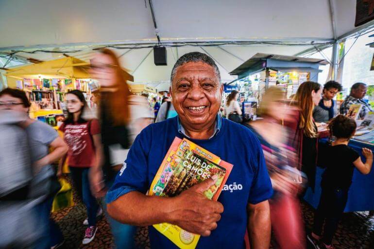 sabervivermais.com - Com 70 anos, aposentado aprende a ler e compra seu primeiro livro em Feira