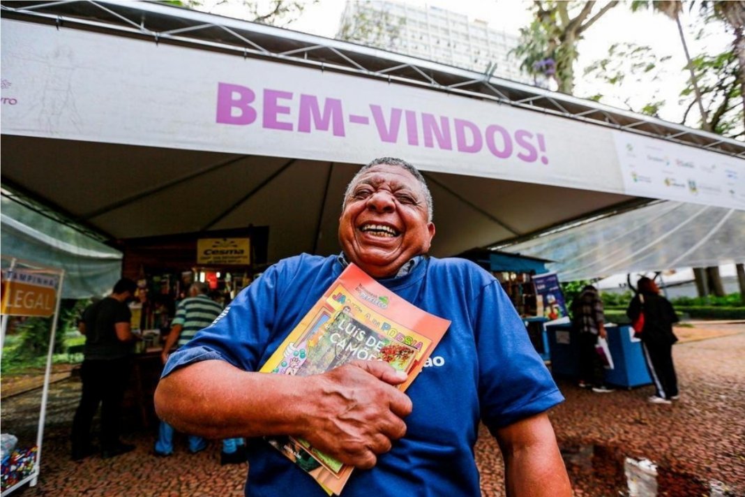 Com 70 anos, aposentado aprende a ler e compra seu primeiro livro em Feira