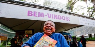 Com 70 anos, aposentado aprende a ler e compra seu primeiro livro em Feira