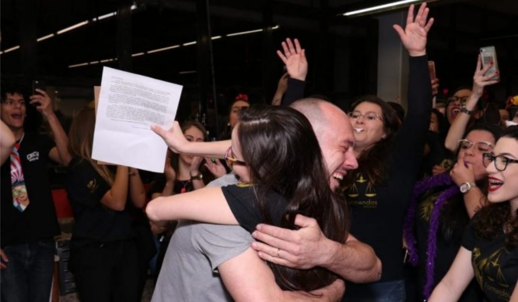 Turma de formandos homenageia atendente de lanchonete da faculdade. Veja porque