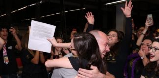 Turma de formandos homenageia atendente de lanchonete da faculdade. Veja porque