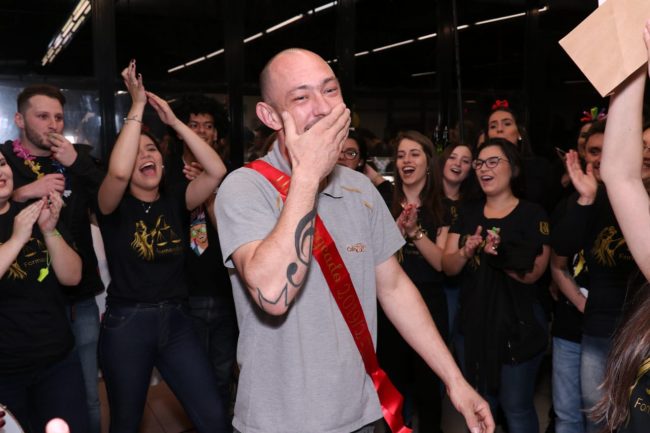 sabervivermais.com - Turma de formandos homenageia atendente de lanchonete da faculdade. Veja porque