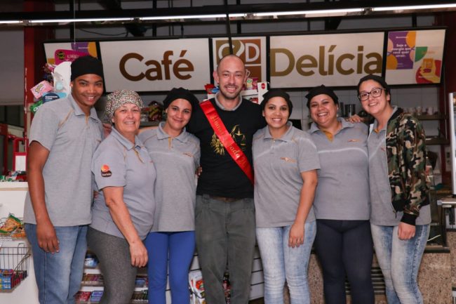 sabervivermais.com - Turma de formandos homenageia atendente de lanchonete da faculdade. Veja porque