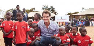 O tenista Roger Federer alcança sua meta: educação e comida para 1 milhão de crianças