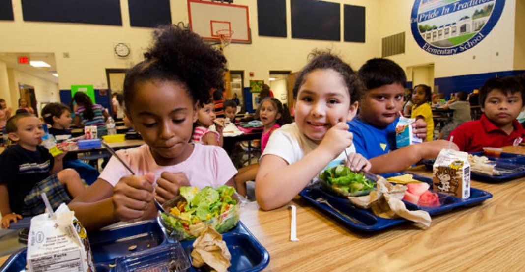 Homem paga dívida de 400 crianças para voltarem a comer na escola