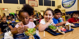 Homem paga dívida de 400 crianças para voltarem a comer na escola