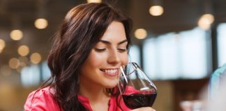 Segundo estudo vinho pode matar cerca de 99,9 das bactérias e germes dentários que causam dor de garganta
