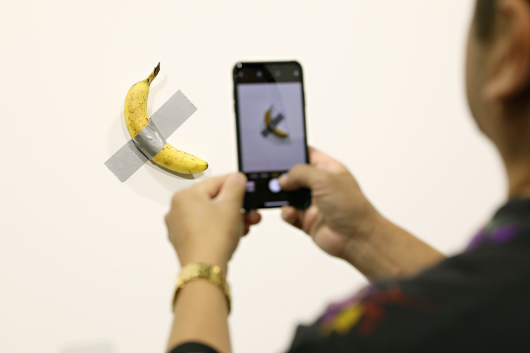 Banana é vendida por US$ 120 como obra de arte em museu