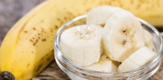 Banana e bicarbonato de sódio: a mistura simples capaz de eliminar marcas e rugas do rosto!