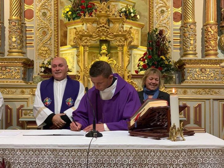 sabervivermais.com - Padre trabalha como modelo em seu tempo livre. Dinheiro é doado para caridade