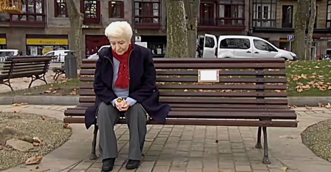 Escultura na Espanha denuncia a solidão sofrida pelos avós.