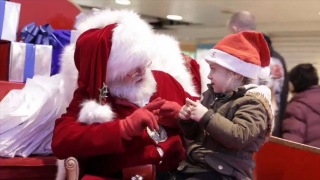 Papai Noel surpreende menina surda e fala com ela na língua de sinais. Assista ao vídeo!